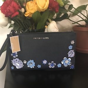 Michael Kors wristlet in navy blue color!😻